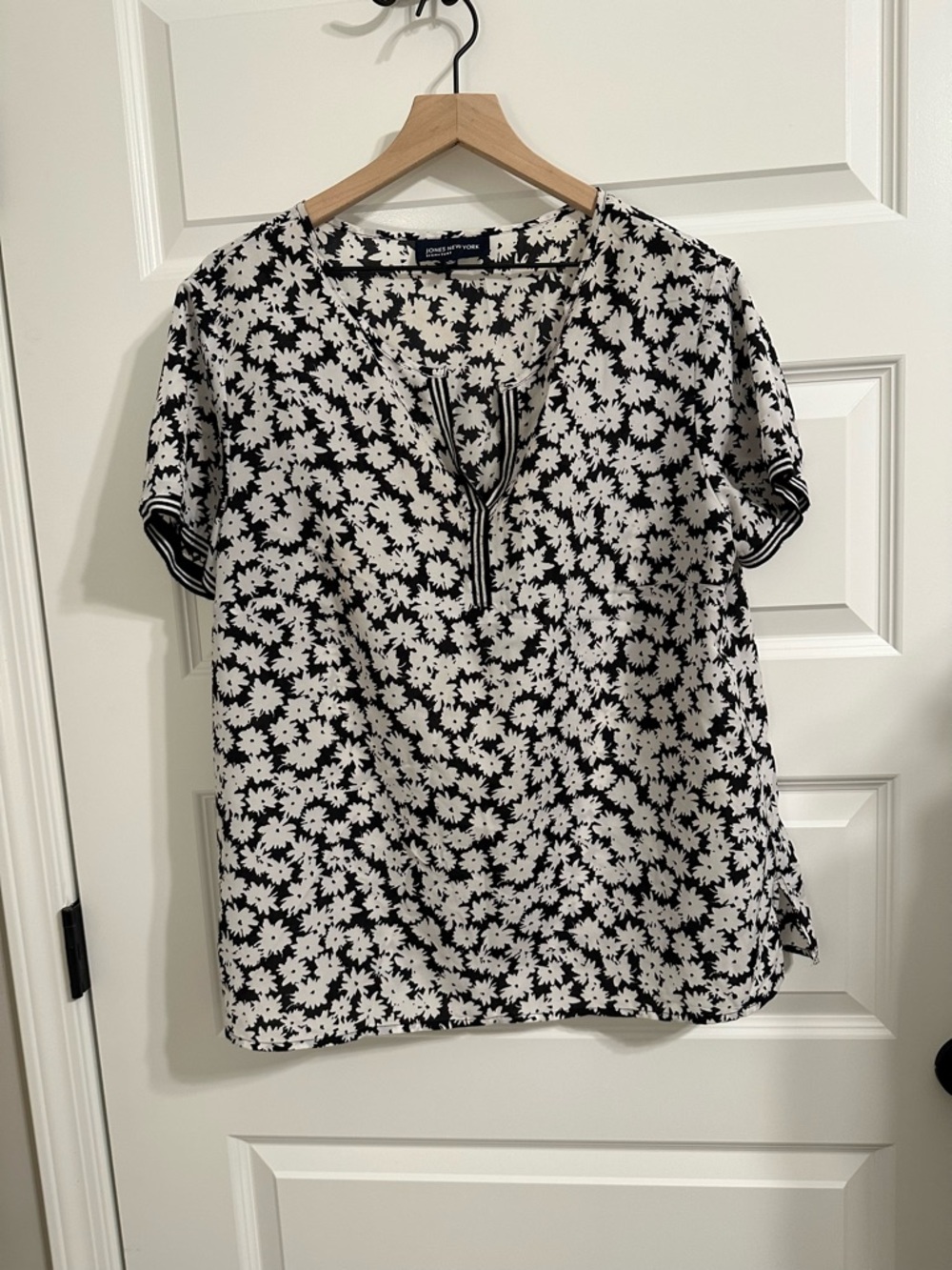 Jones New York Signature Black and White Floral Split V-Neck Short Sleeve Blouse